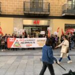 Concentració de treballadores contra els cinc acomiadaments a H & M per baixes per malaltia foto: CCOO