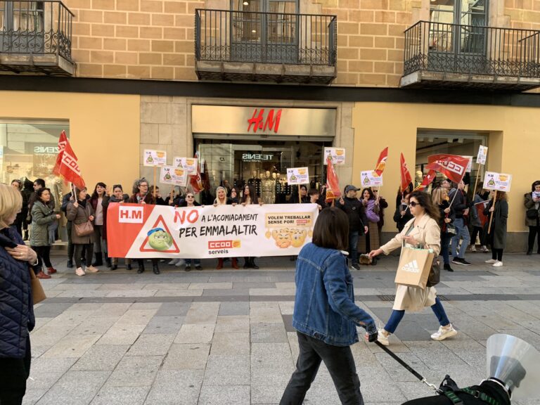 Concentració de treballadores contra els cinc acomiadaments a H & M per baixes per malaltia foto: CCOO