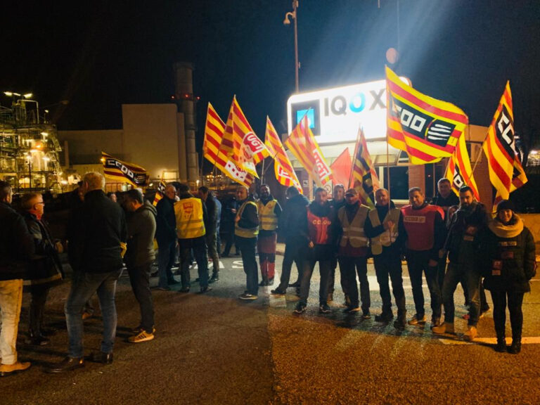 Piquet de treballadors a la porta d'IQOXE , foto CCOO