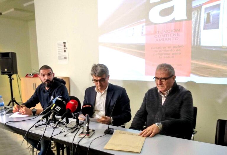 D'esquerra a dreta, el representant del comitè de Metro, l'adovocat Jaume Cortés i Antonio, el treballador afectat per càncer de pulmó foto: Tomeu Ferrer