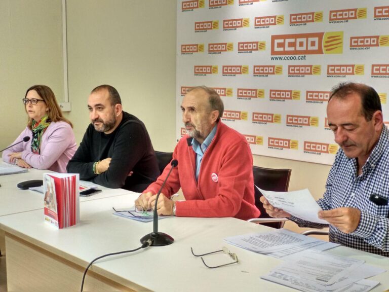 Ana Martinez, responsable de la dona de la federació de pensionistes, Javier Pacheco, Julián Gutiérrez secretari estatal de pensionistes de CCOO, i Miquel Lluch, secretari dels pensionistes de CCOO Catalunya foto Tomeu Ferrer