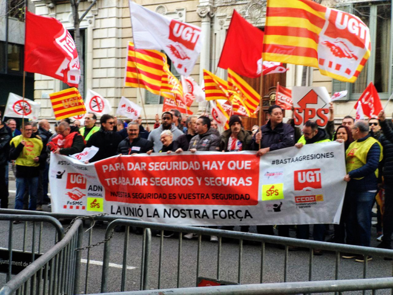 Capçalera de la concentració de treballadors de seguretat davant la Delegació del Govern espanyol a Barcelona foto: Tomeu Ferrer