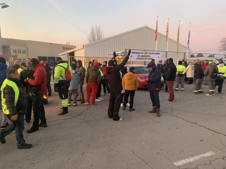 Piquet a les portes de Continental a Rubí: foto CCOO