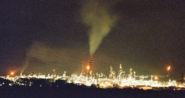 Visió nocturna de la petroquímica de Tarragona foto: Viquipedia