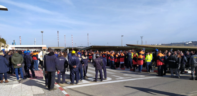 Concentració de treballadors davant de la planta de Repsol foto: FICCOO