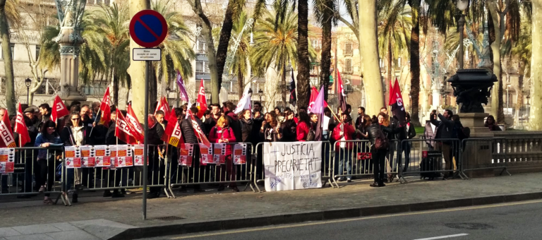 Concentració de treballadors i doctorands davant del TSJC foto @docslluita