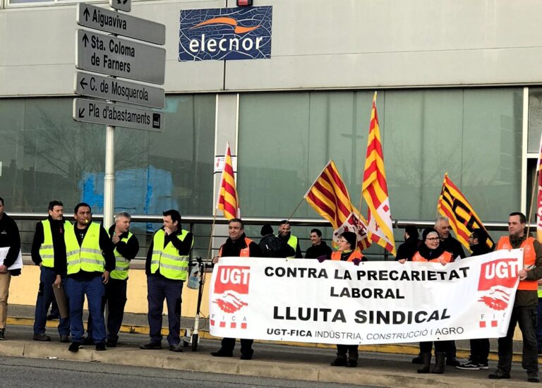 Un piquet exterioritza la protesta a les portes d'Elecnor a Vilabreix foto: UGT