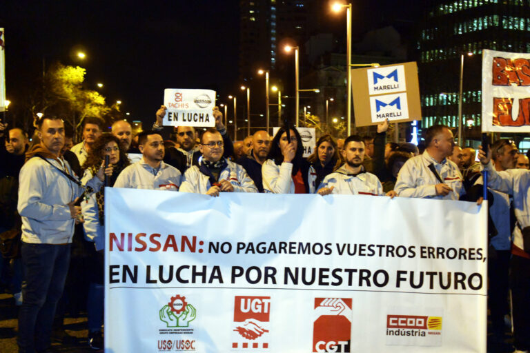 Pancarta dels treballadors de Nissan durant el tall de la Diagonal foto: Tomeu Ferrer