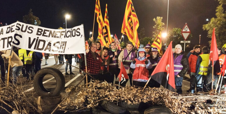 Piquet de treballadors a una de les entrades dels polígos químics de Tarragona foto: CCOO