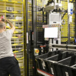 Un treballador d'Amazon El Prat en una foto d'arxiu foto: amazon