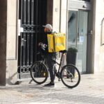 Un repartidor fa la seva feina durant l'Estat d'alarma sense mesures protectores foto: Pol Rius