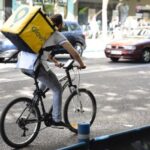 Un 'rider' duu menjar preparat durant el període de confinament, foto: CCOO