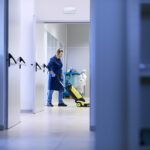 Treballadora neteja hospital Diego Cervo (iStock)