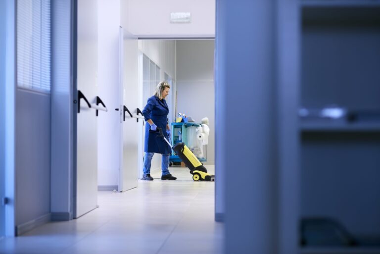 Treballadora neteja hospital Diego Cervo (iStock)