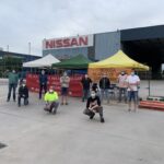 Piquet de treballadors de Nissan a la porta de la fàbrica de Zona Franca foto: comitè d'empresa