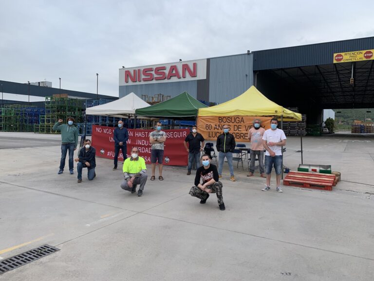 Piquet de treballadors de Nissan a la porta de la fàbrica de Zona Franca foto: comitè d'empresa