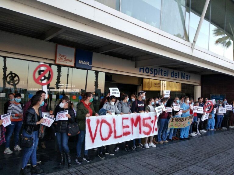 Concentració de sanitaris a l'Hospital del mar foto: comitè Hospital del Mar