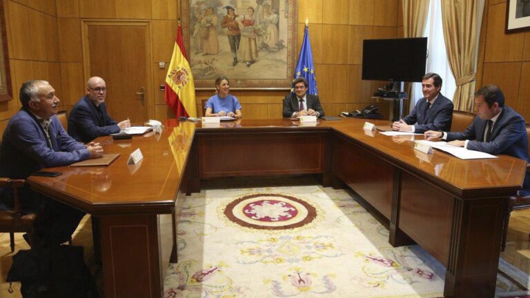 Taula de diàleg social amb empresaris, sindicats i Govern central foto Ministeri Treball