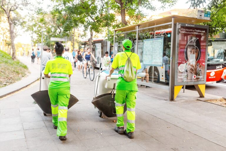 Treballadorfs de la neteja a Barcelona foto Istock