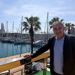 Emili Rey posa amb les tres xemeneies de Sant Adrià, lloc on es va assassinar un sindicalista de CCOO