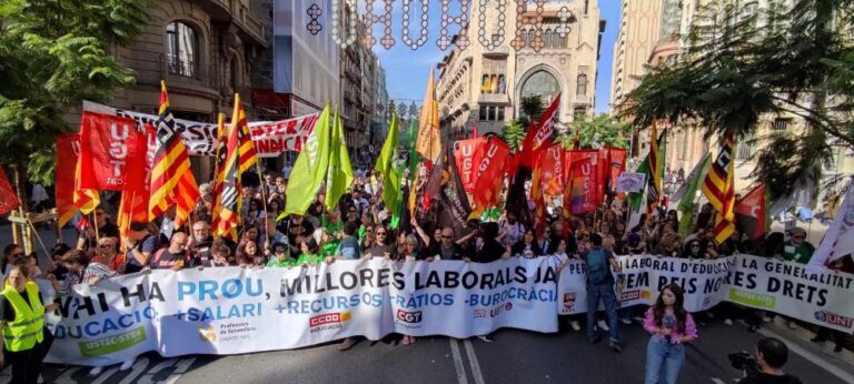 ActualitatMilers de docents omplen el centre de Barcelona per reivindicar millores laborals i salarials