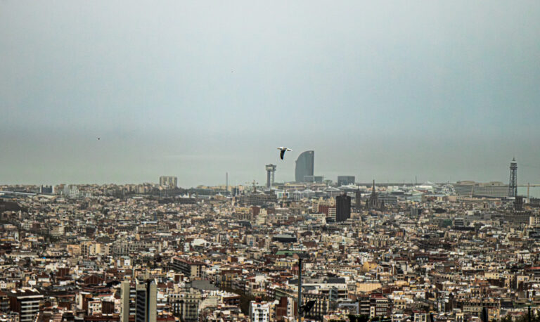 Les desigualtats entre barris en un sol indicador: Tres Torres (Barcelona), un 35% per sobre de la mitjana; Sant Roc Oest (Badalona), un 48,5% per sota