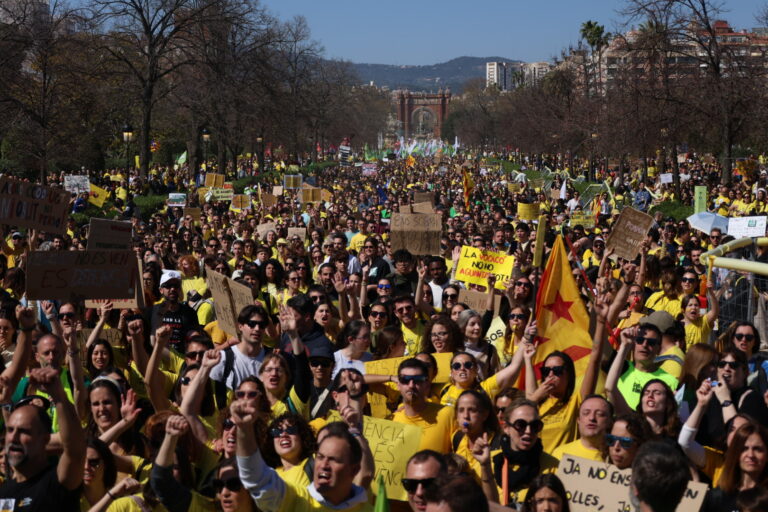 CrònicaEl sector educatiu diu prou a la “supervivència” Manifestació educativa a Barcelona | Pol Rius