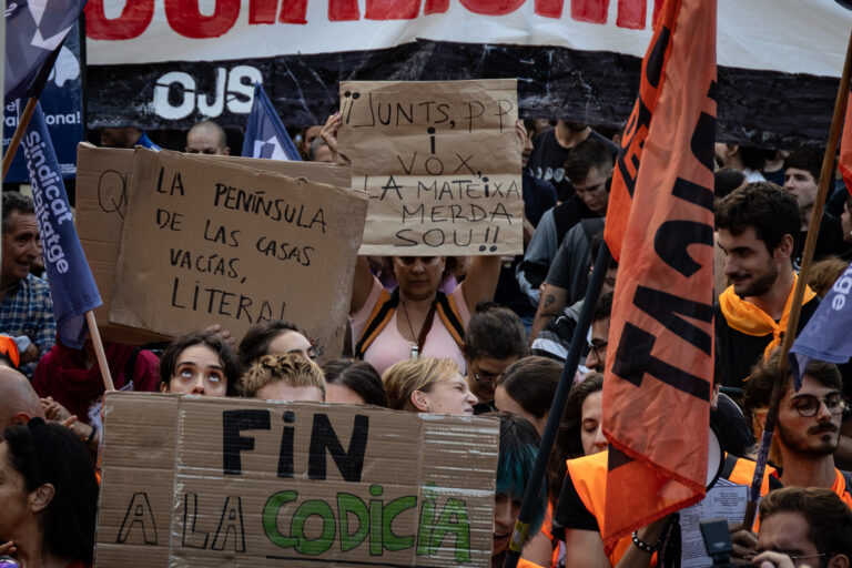 Pancartes i indignació als carrers de Barcelona durant la gran mobilització del 5 d’octubre pel dret a l’habitatge i contra l'especulació immobiliària