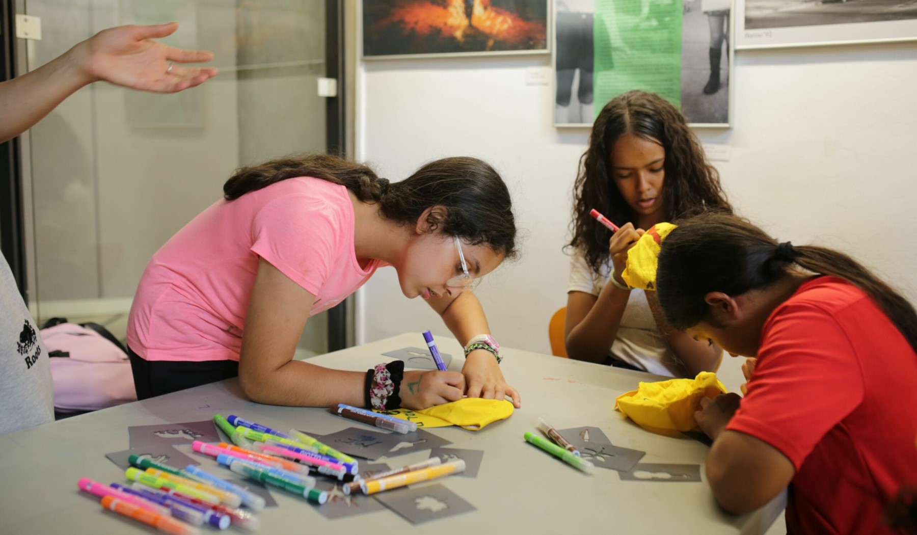 Cada activitat o inacció al llarg de la vida d'infants i joves acaba impactant en la decisió d'abandonar o continuar estudiant. | Foto: Ajuntament de Barcelona.