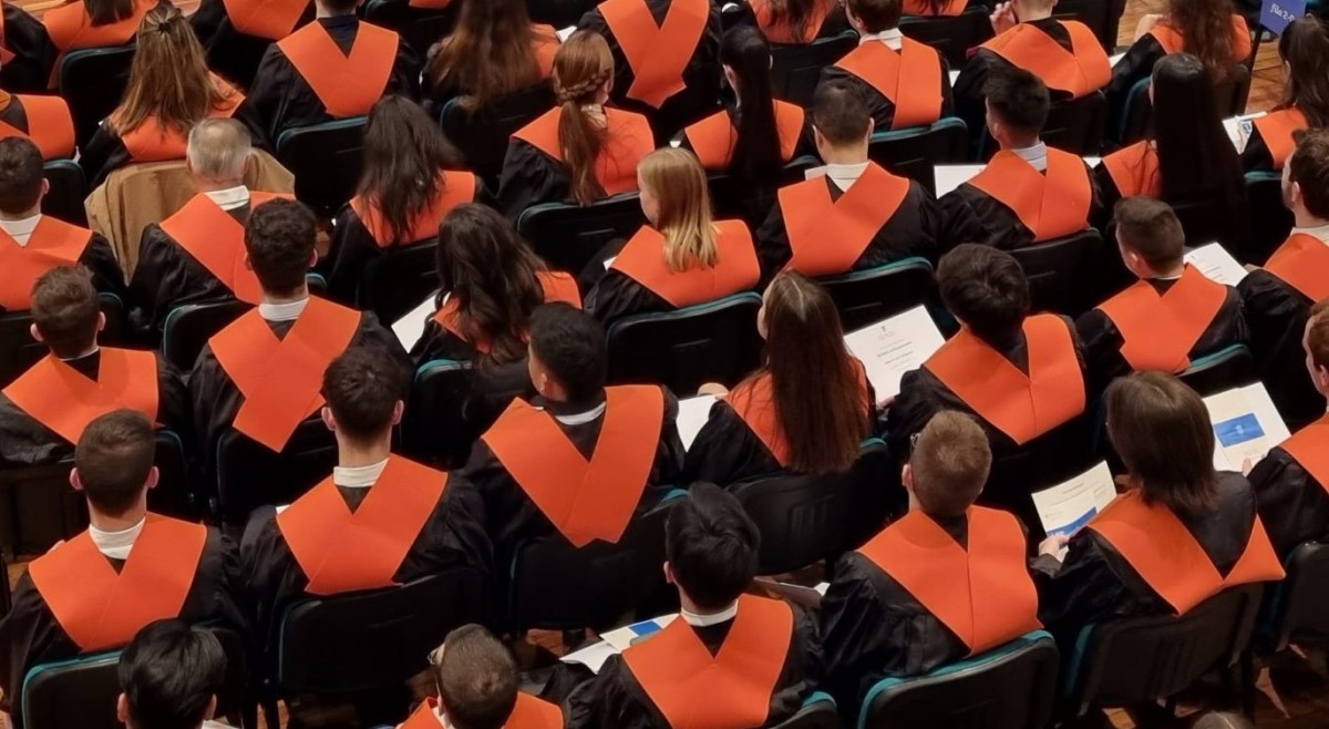 Acte de graduació d'alumnat de màster universitari, de 24-25 anys d'edat de mitjana. | Imatge: UB.