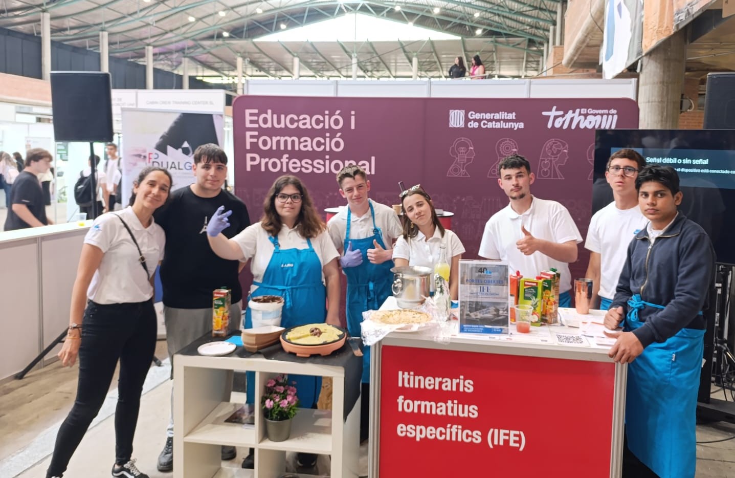 Alumnat de l'IFE de l'Escola d'Hostaleria de Lloret de Mar participa a l'ExpoJove de Girona. | Foto: Institut Ramon Coll i Rodés.