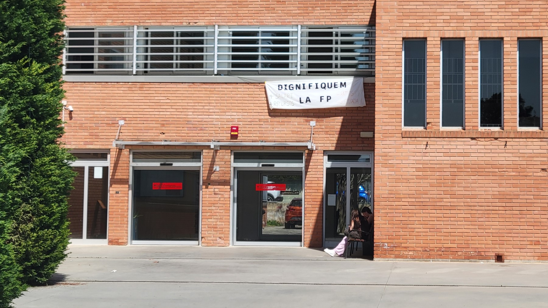 Protesta docent a l'institut Milà i Fontanals d'Igualada. | Foto: B.F.