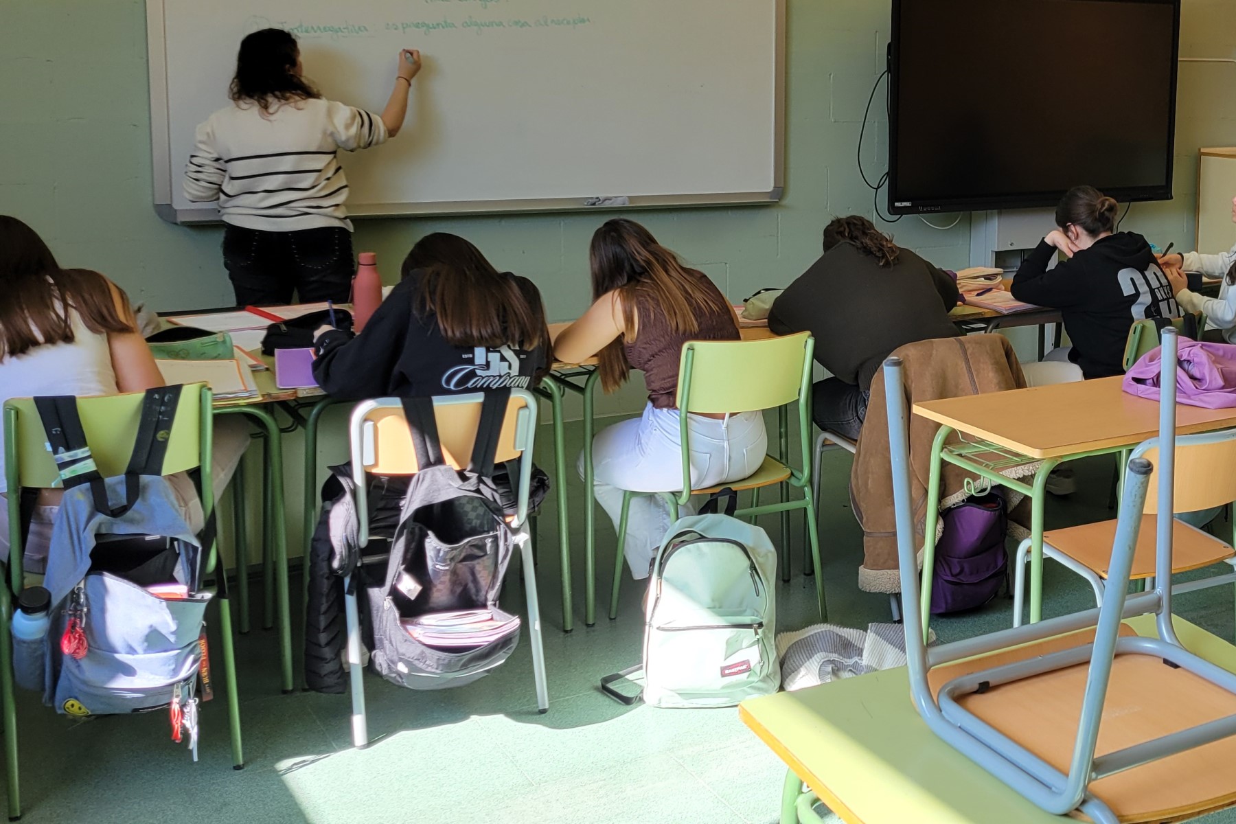 Aula d'institut, amb dos pupitres buits. | Foto: B.F.