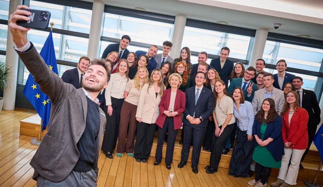Un grup de joves es fa una foto amb la presidenta de la CE, Ursula von der Leyen. | Foto: EC-Audiovisual Service.